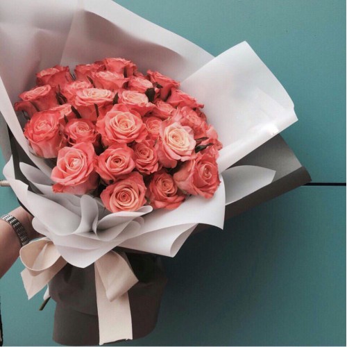 Купить на заказ Букет из 31 коралловой розы с доставкой в Костанае