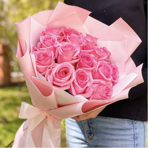 Купить на заказ Букет из 19 розовых роз с доставкой в Костанае