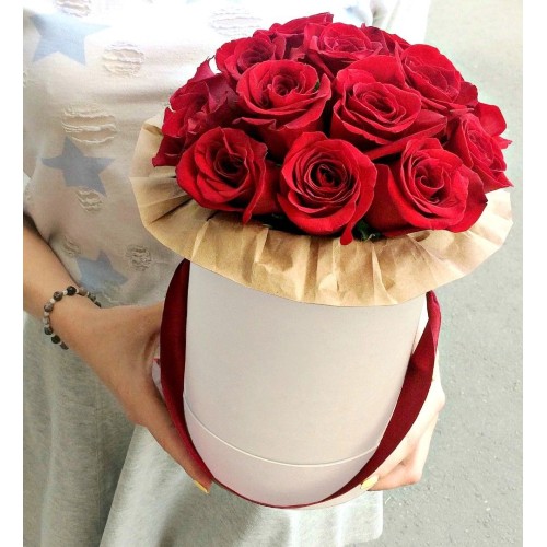 Купить на заказ 11 красных роз в коробке с доставкой в Костанае
