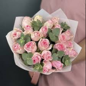 Букет из роз и эвкалипта